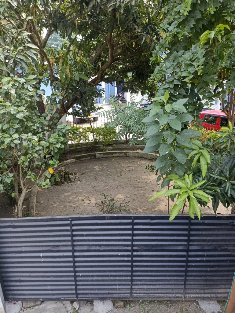 Harmonious living of garden species.